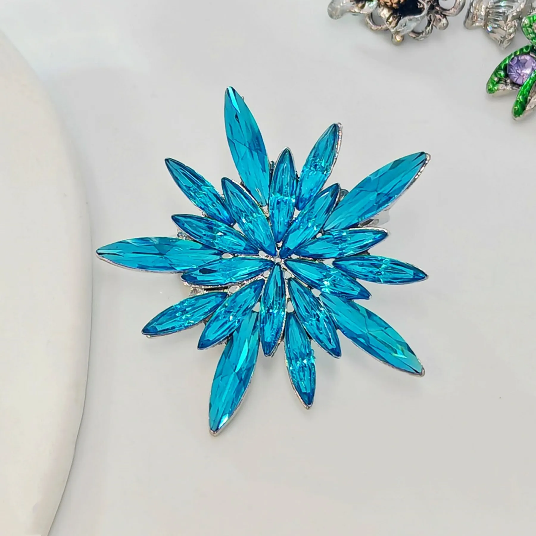 Gorgeous Statement Burst Shaped Ice Blue Crystal Snowflake Brooches Pins Starburst Jewelry