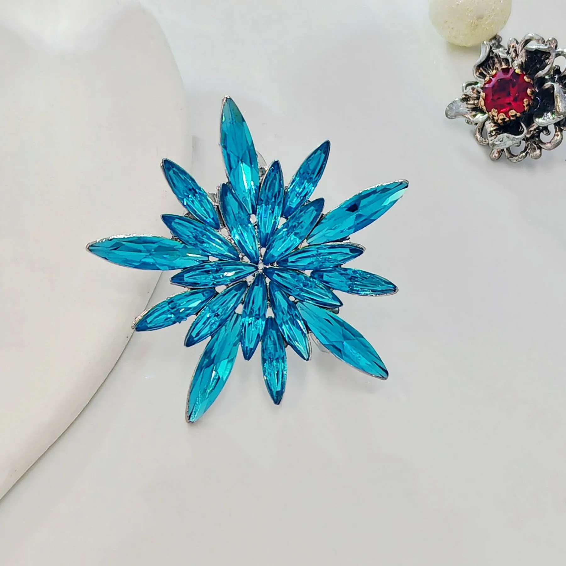 Gorgeous Statement Burst Shaped Ice Blue Crystal Snowflake Brooches Pins Starburst Jewelry