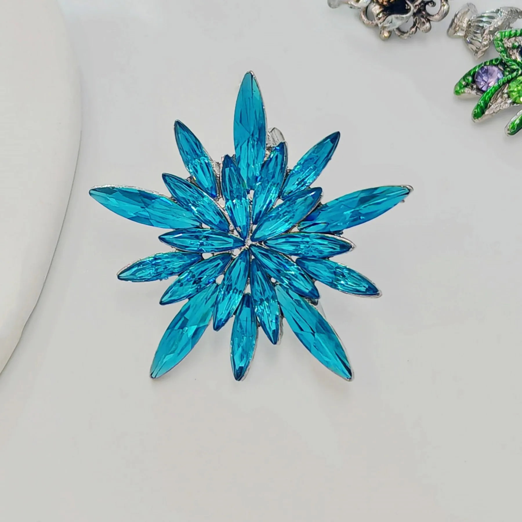 Gorgeous Statement Burst Shaped Ice Blue Crystal Snowflake Brooches Pins Starburst Jewelry