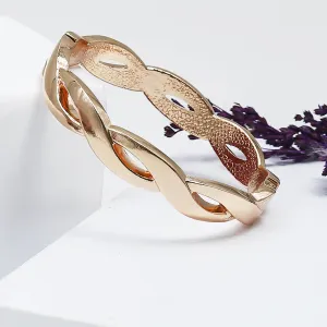 Interlocking Curved Bold Bracelet - Fluffy