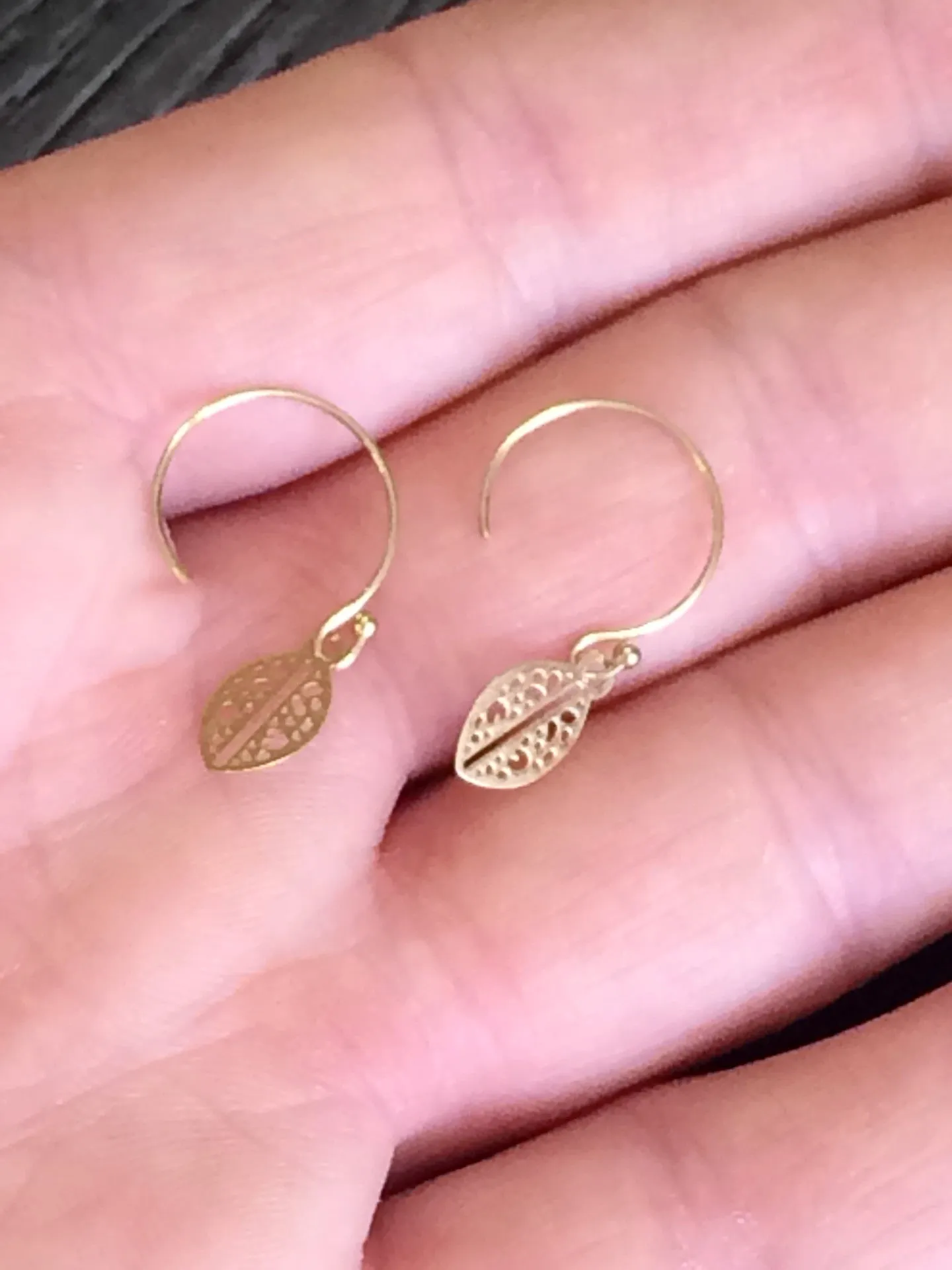 Tiny Leaf Earrings gold