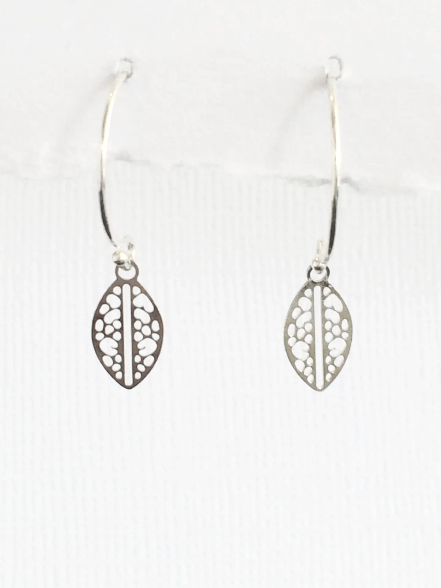 Tiny Leaf Earrings gold