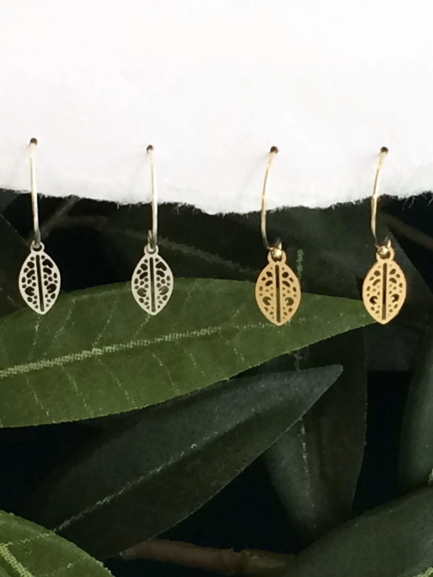 Tiny Leaf Earrings gold